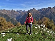 41 Bel sentiero tra larici colorati d'autunno
